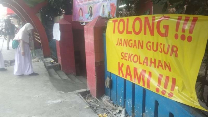 Spanduk di SDN Pondok Cina 1 yang akan dialihfungsikan menjadi Masjid