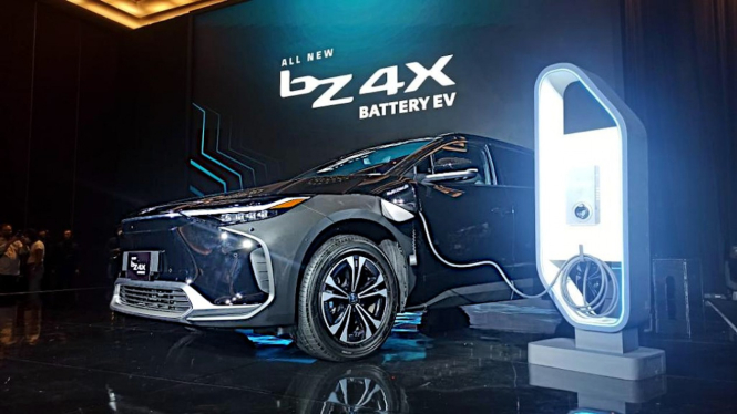 VIVA Otomotif: Peluncuran mobil listrik Toyota bZ4X di Indonesia
