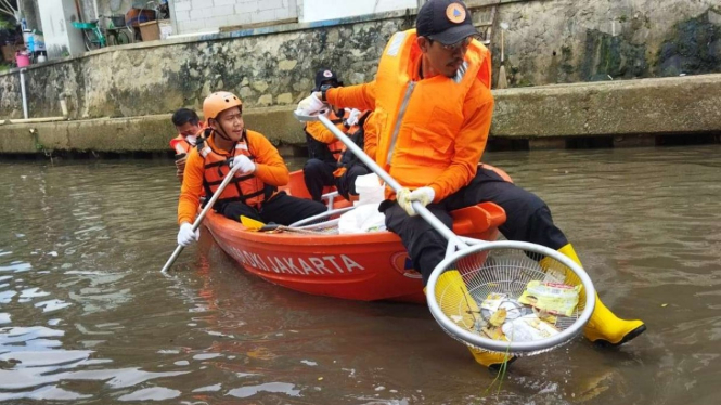Pemprov DKI dan personel gabungan menyusuri bantaran Kali Ciliwung.