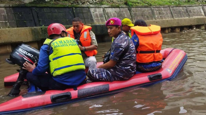 Pemprov DKI dan personel gabungan menyusuri bantaran Kali Ciliwung.