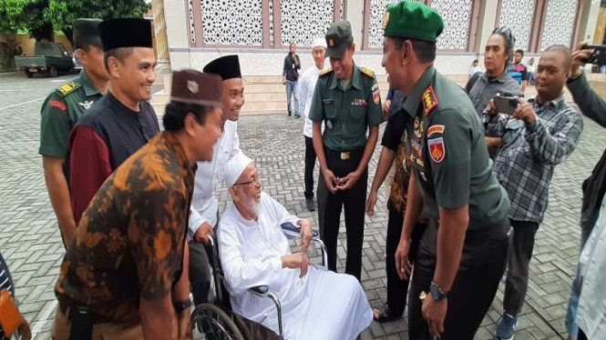 Abu Bakar Baasyir ikuti ikrar cinta tanah air di hari pahlawan.