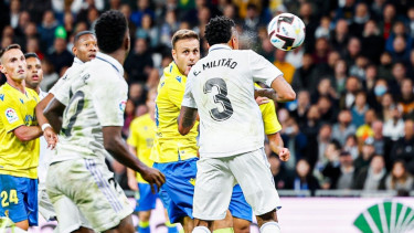 Pemain Real Madrid Eder Gabriel Militao cetak gol ke gawang cadiz