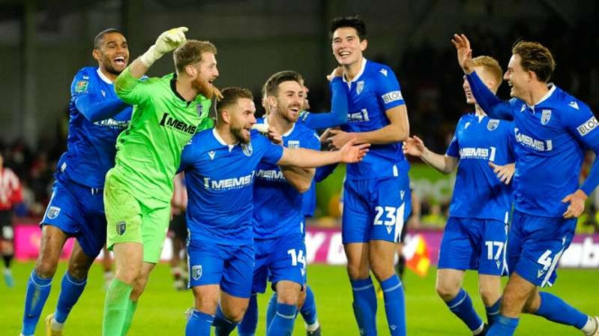 Elkan Baggott dan pemain Gillingham rayakan kemenangan di Piala Liga Inggris,