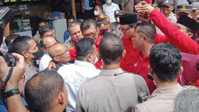 Wakil Ketua Komisi III DPR Desmond Mahesa saat digeruduk kader PDIP di Purworejo, Jateng.