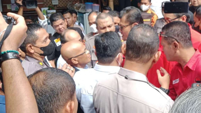 Desmond Mahesa saat digeruduk massa kader PDIP di Purworejo, Jawa Tengah.