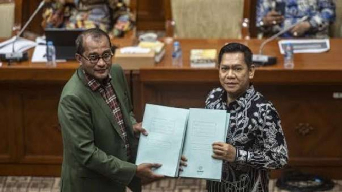 Wamenkumham Edward Omar Sharif Hiariej saat serahkan RKUHP ke DPR.