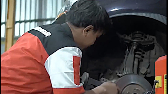 VIVA Otomotif: Ilustrasi mekanik bengkel menangani perbaikan mobil.