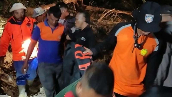 Tim SAR gabungan evakuasi ibu dan kedua anaknya di Tapanuli Tengah.