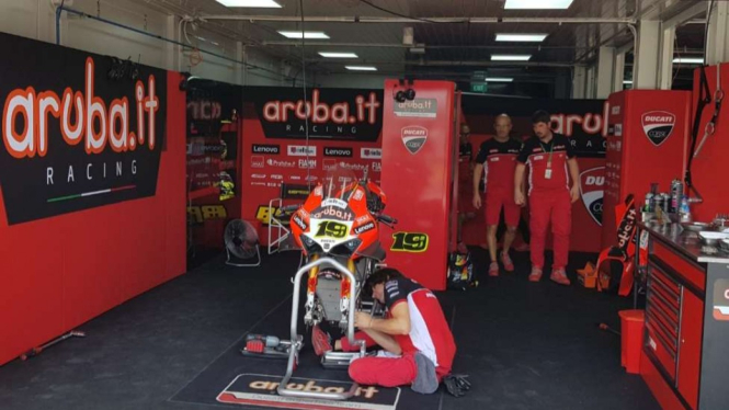 Motor pembalap WSBK, Alvaro Bautista, di paddock Sirkuit Mandalika.
