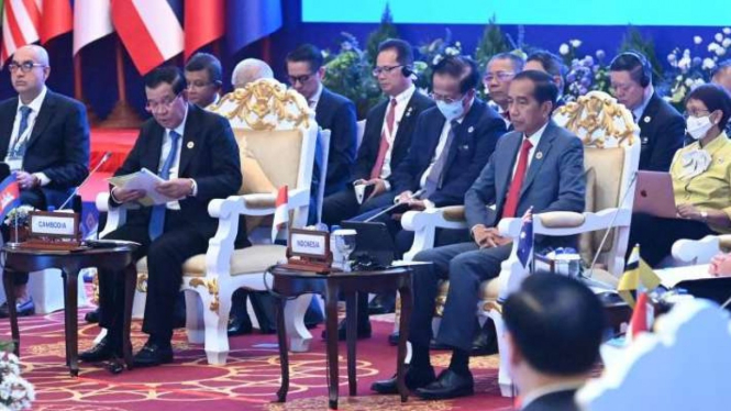 Presiden Joko Widodo (Jokowi) menghadiri ASEAN Global Dialogue Ke-2: "Post Covid-19 Comprehensive Recovery", di Hotel Sokha, Phnom Penh, Kamboja, Minggu, 13 November 2022.