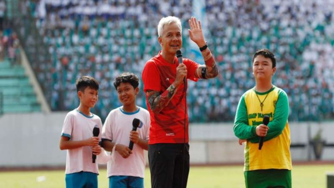 Gubernur Jawa Tengah Ganjar Pranowo (baju merah)