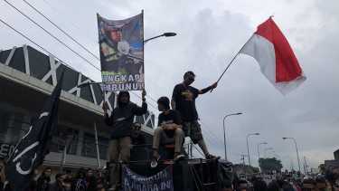 Aremania menuntut keadilan Tragedi Kanjuruhan dengan memblokade Fly Over