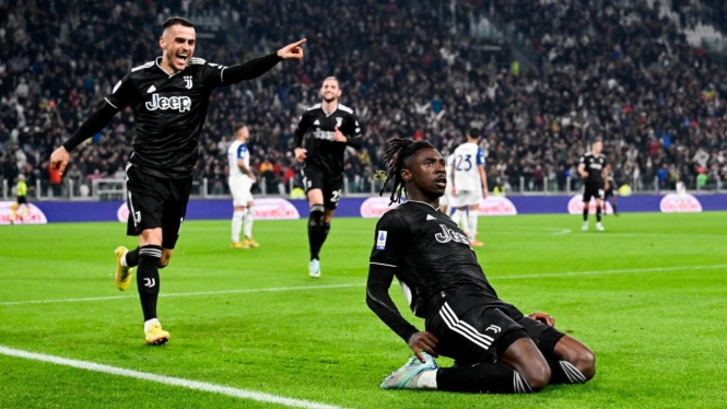 Pemain Juventus, Moise Kean, merayakan gol