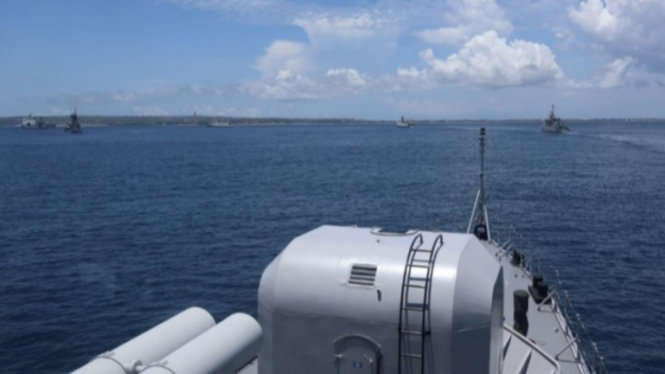 VIVA Militer: Kapal perang TNI AL siap tempur kelilingi Pulau Bali