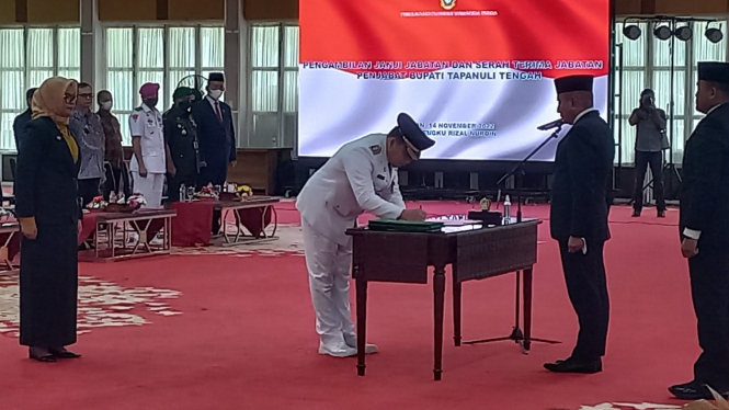 Gubernur Sumut Edy Rahyamadi melantik Elfin Iliyas Nainggolan sebagai Pj Bupati 