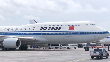 Pesawat kepresidenan China yang membawa Presiden Xi Jinping di Bandara Internasional I Gusti Ngurah Rai, Bali.