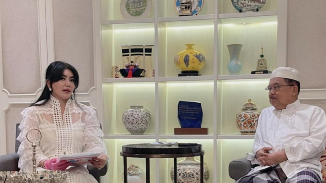 Prof. Dr. Deby Vinski, MSc, Ph.D dan Jusuf Kalla