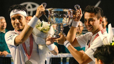 Pose Desta dan Raffi Ahmad dengan trofi ajang Tiba Tiba Tenis