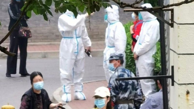 Petugas keamanan dan petugas medis dikerahkan ke kompleks-kompleks permukiman di Distrik Chaoyang saat Kota Beijing, China, lockdown pada April 2022.