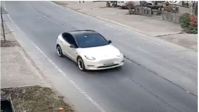 CCTV menangkan Tesla malfungsi di jalan raya