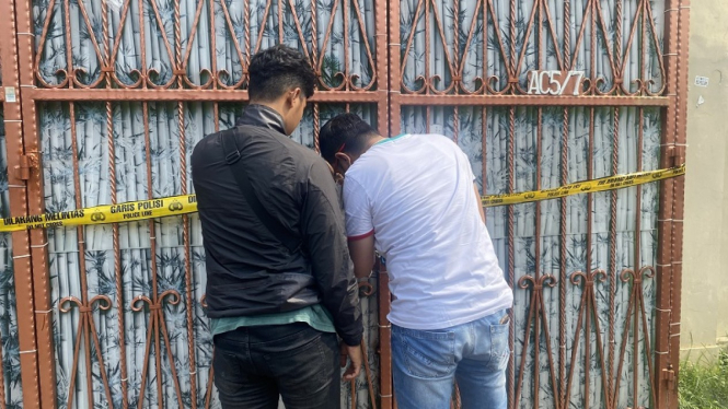 Garis polisi di rumah keluarga yang tewas misterius di Kalideres