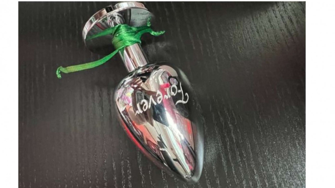 Sex toys yang digunakan Sarah Button