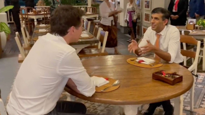 PM Justin Trudeau dan PM Rishi Sunak ngebir bareng di Bali.