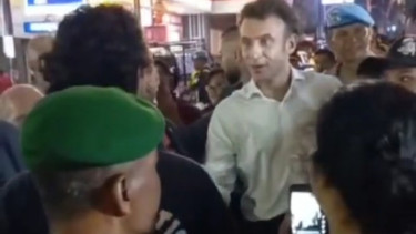 Presiden Prancis Emmanuel Macron terlihat jalan-jalan di sekitaran jalanan Garuda Wisnu Kencana Cultural, Badung, Bali, pada Selasa malam, 15 November 2022.