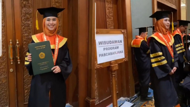 Oki Setiana Dewi wisuda gelar doktor