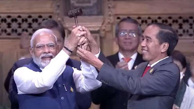 Presiden Jokowi serahkan palu Presidensi G20 ke PM India Narendra Modi.