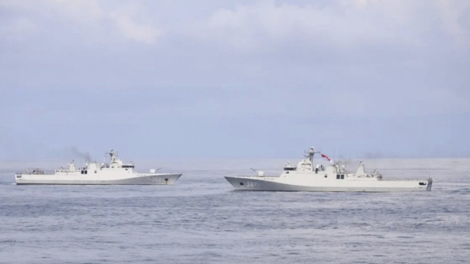 2 kapal perang TNI AL Sailing Pass di Perairan Bali