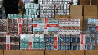 Bea Cukai tindak peredaran rokok ilegal. 