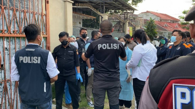Polisi olah TKP kediaman rumah satu keluarga tewas di Kalideres, Jakbar.