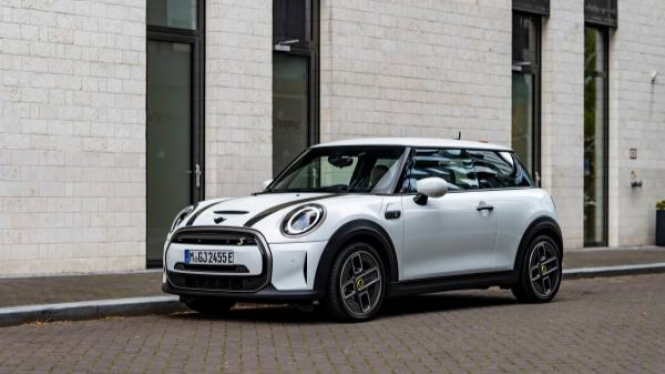 Ilustrasi gambar mobil Mini Cooper edisi musim dingin
