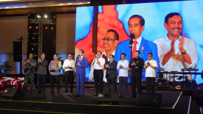 Presiden Jokowi dan Ketua Bidang Dukungan Penyelenggaraan Acara G20 Luhut Binsar Pandjaitan beserta petinggi lembaga negara lainnya.