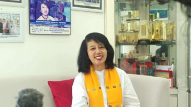Pemilik toko mutiara, Lombok Pearl, Riana Meilia.