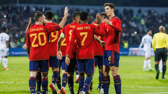 Para Pemain Timnas Spanyol Merayakan Gol saat Jumpa Timnas Yordania