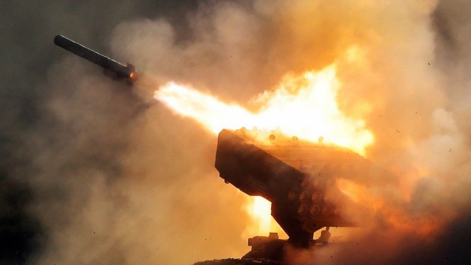 VIVA Militer: Sistem Peluncur Multi-Roket (MLRS) TOS-1 militer Rusia