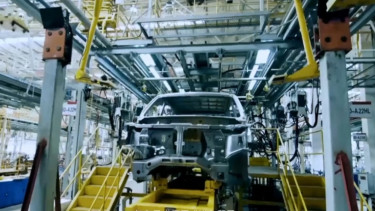 Produksi mobil DFSK di pabrik Banten