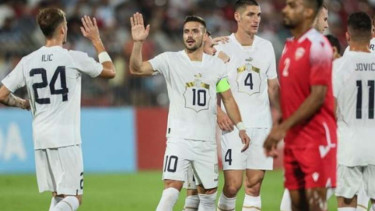 Pemain Serbia rayakan gol Dusan Tadic