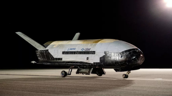 X-37B setelah mendarat di Kennedy Space Center NASA. X-37B setelah mendarat di Kennedy Space Center NASA.