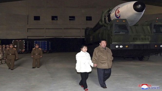 Pemimpin Korut Kim Jong Un mengajak putrinya memantau uji rudal balistik  
