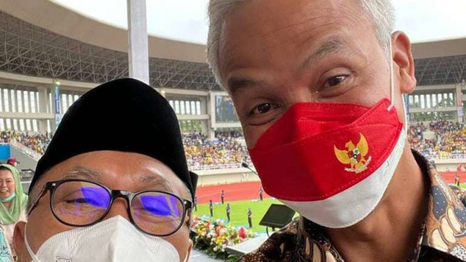Ketum PAN Zulkifli Hasan (tengah) bersama Gubernur Jateng Ganjar Pranowo.