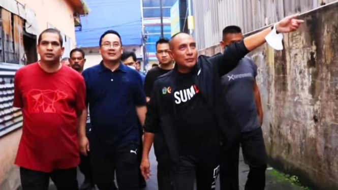 Gubernur Sumut, Edy Rahyamadi saat meninjau lokasi banjir di Kota Medan.