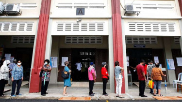 Pemilih mengantre untuk memberikan suara mereka di TPS di Kuala Lumpur Malaysia.