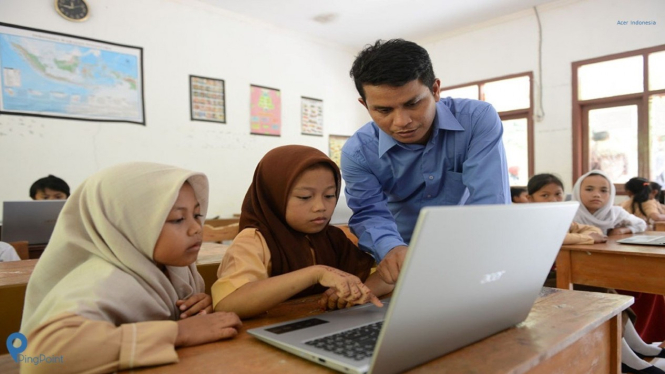 Penggunaan teknologi dalam sistem pendidikan memang perlu demi peningkatan mutu dan kualitas pembelajaran (sumber: pingpoint.co.id)