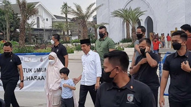 Presiden Jokowi usai salat dhuha di Masjid Raya Sheikh Zayed Solo.