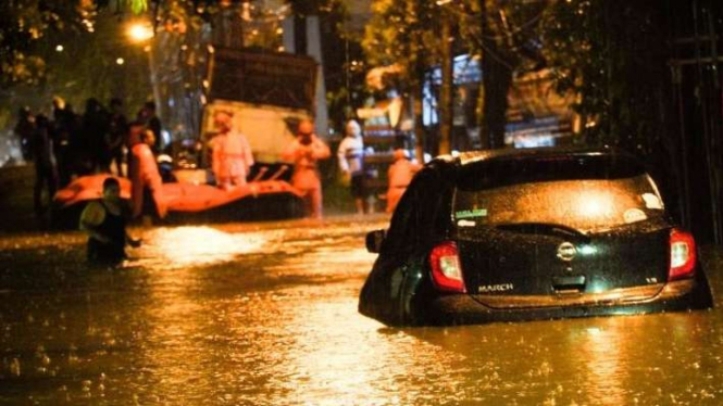 Satu unit mobil terjebak banjir di Medan, 