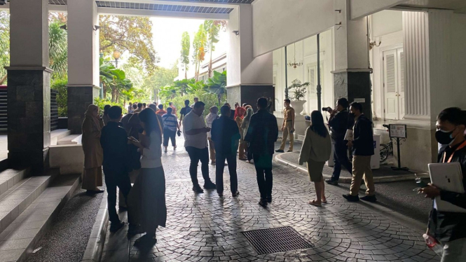 Para ASN di Balai Kota DKI berhamburan keluar gedung saat gempa terjadi.
