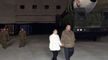 Potret Kim Jong Un membawa anak perempuannya di uji coba rudal